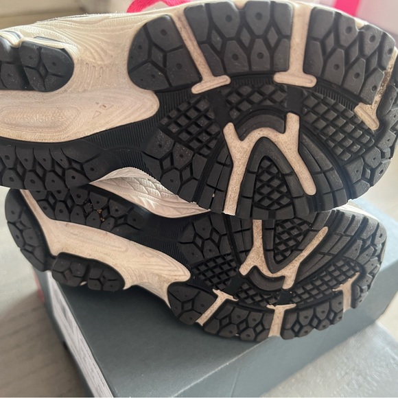 Kids Gray Size 9 New Balance 2002R with custom pink laces and beads - Picture 7 of 9